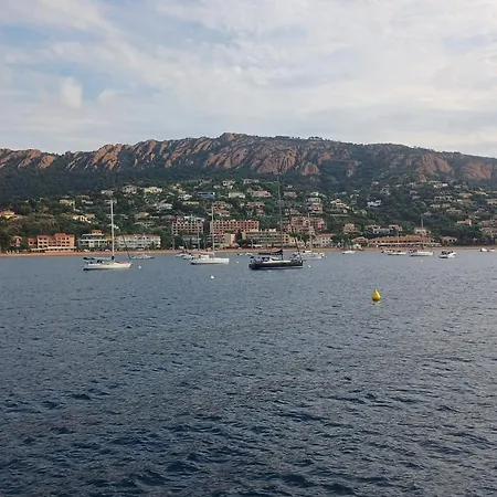 Family In Wooded Estate Near The Sea Dom wakacyjny