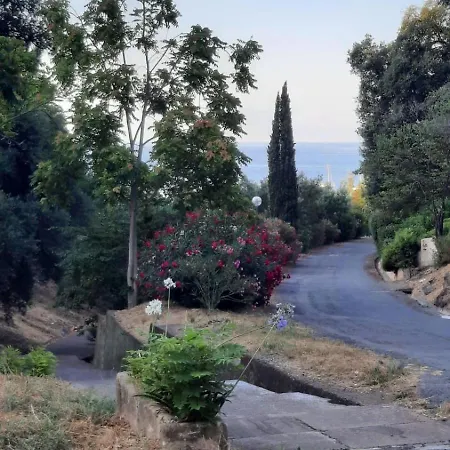 Family In Wooded Estate Near The Sea Hébergement de vacances