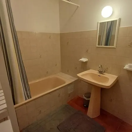 Family In Wooded Estate Near The Sea Hébergement de vacances