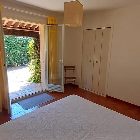 Family In Wooded Estate Near The Sea Сен-Рафаэль