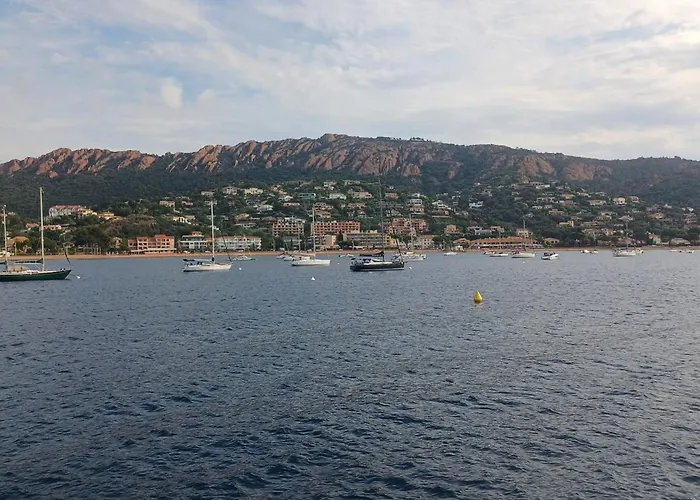 Family In Wooded Estate Near The Sea Ferienhaus
