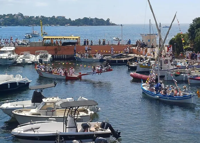 Family In Wooded Estate Near The Sea Saint-Raphaël