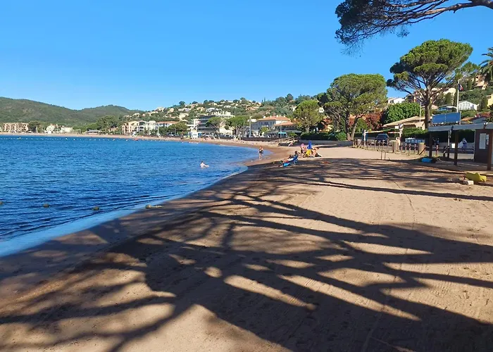 Family In Wooded Estate Near The Sea Dom wakacyjny