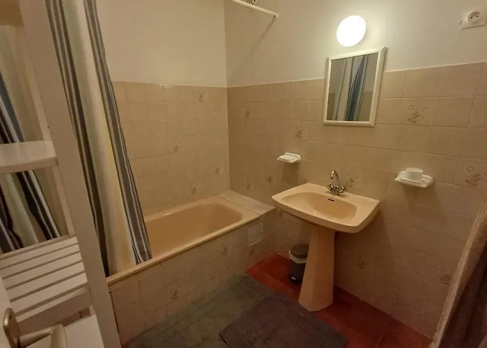 Family In Wooded Estate Near The Sea Ferienhaus