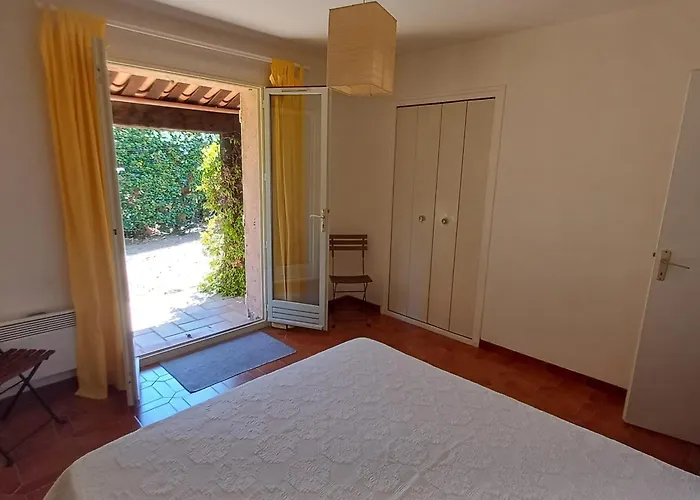 Family In Wooded Estate Near The Sea Saint-Raphaël