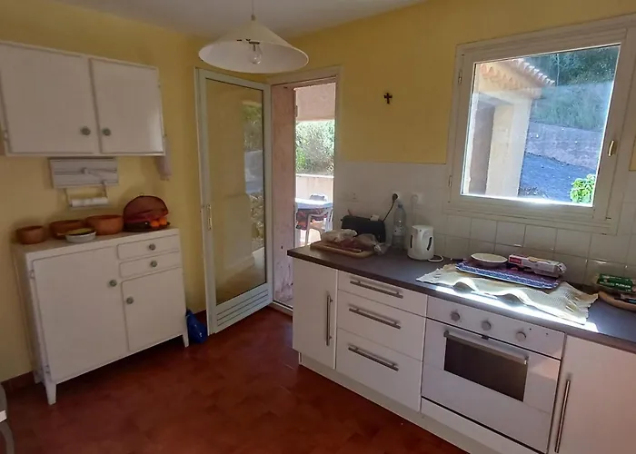 Family In Wooded Estate Near The Sea Dom wakacyjny Saint-Raphaël