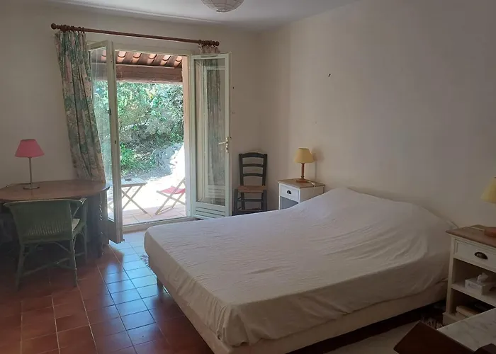 Family In Wooded Estate Near The Sea Saint-Raphaël